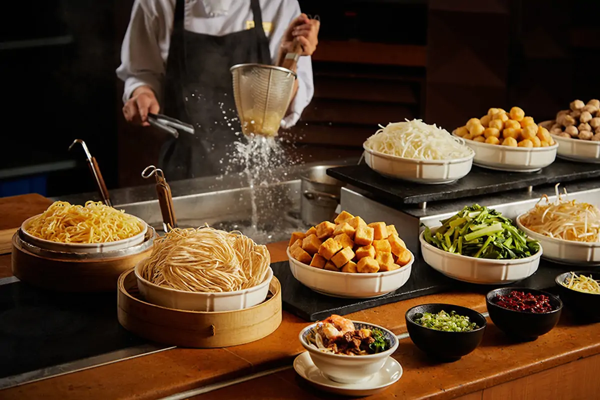 台南遠東香格里拉飯店融入台南在地小吃與古早台式風味,包含牛肉湯、擔仔麵、虱目魚皮粥等經典早餐,