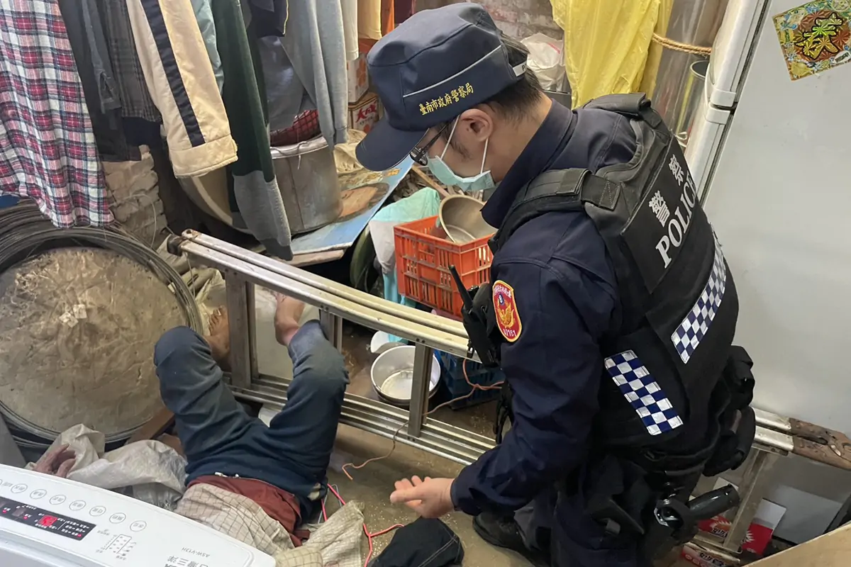 新化派出所接獲里長通報,救出受困的86歲獨居老翁。