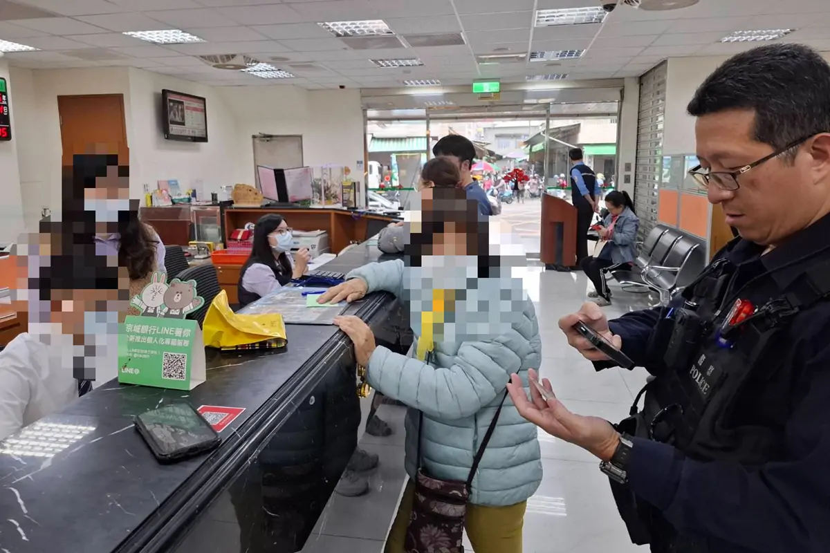 陳女到京城銀行六甲分行解除定存，要提領200萬現金，警方到場攔阻投資詐騙。