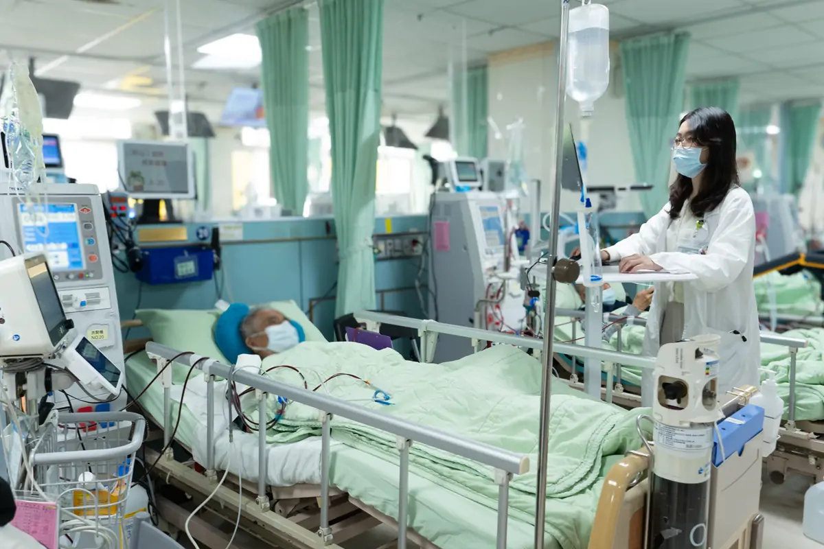 台南市立醫院腎臟科醫師蘇靜君表示，洗腎患者若未妥善控制體內鈣、磷與副甲狀腺素，可能出現「腎性骨病變」。