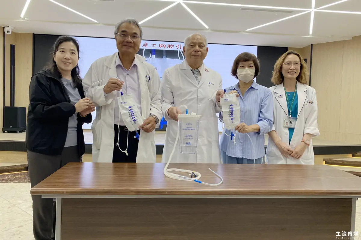 台南市立醫院吳明和教授(右三)為改善傳統胸瓶使用不便，經十年研發創新醫材「胸腔引流袋」。楊女士(右二)見證產品對術後恢復的助益與便利性。(記者吳敏慈攝)
