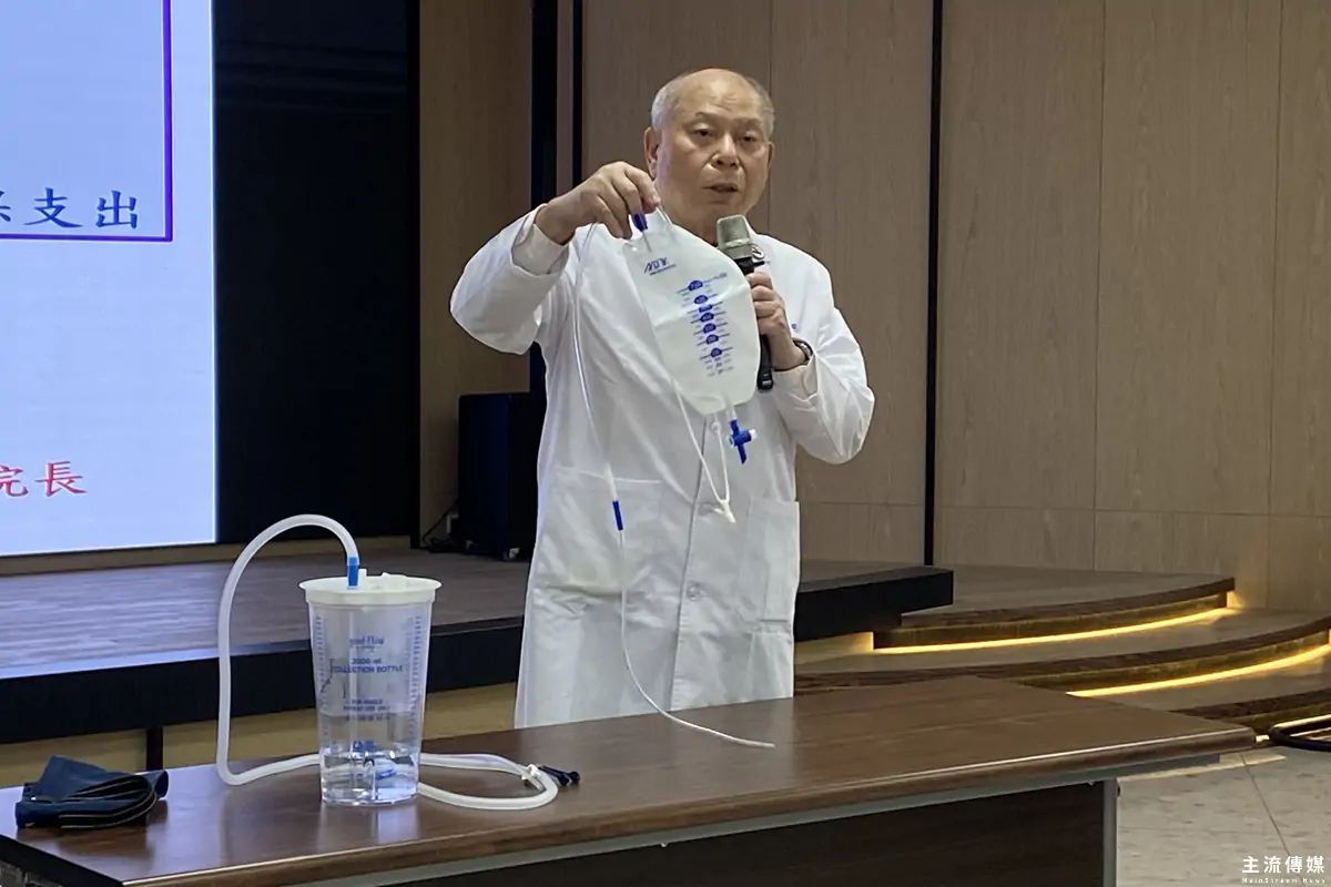 台南市立醫院胸腔外科醫師吳明和團隊推出「胸腔引流袋」，有助縮短術後住院天數。(記者吳敏慈攝)