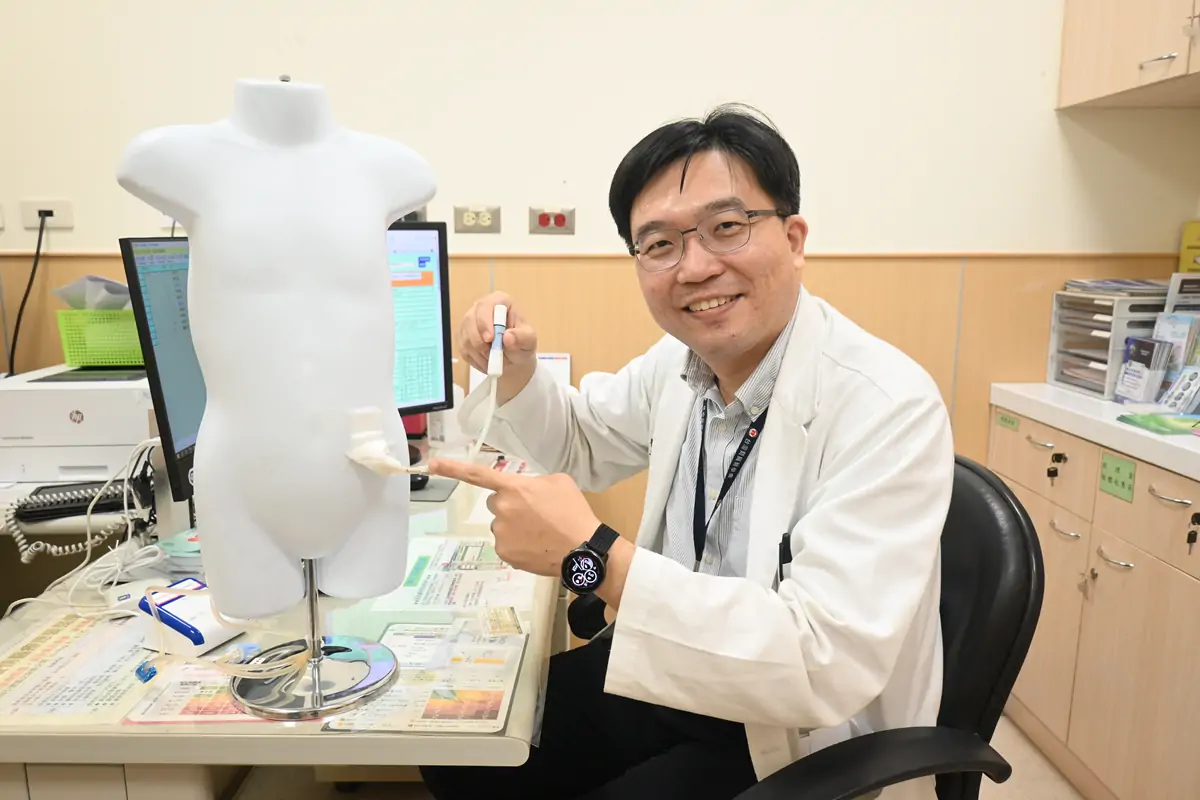 安南醫院腎臟科醫師張凱迪表示，醫護人員會指導腹膜透析操作流程，讓即使無醫護背景的患者與家屬，也能安心在家完成治療。