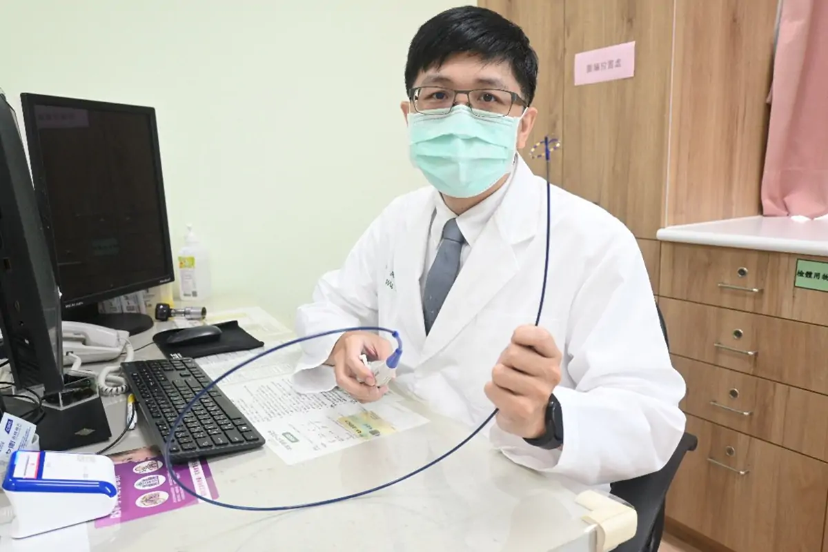 安南醫院心臟內科吳承諭醫師展示最新引進的「脈衝場導管消融術(PFA)」專用導管。