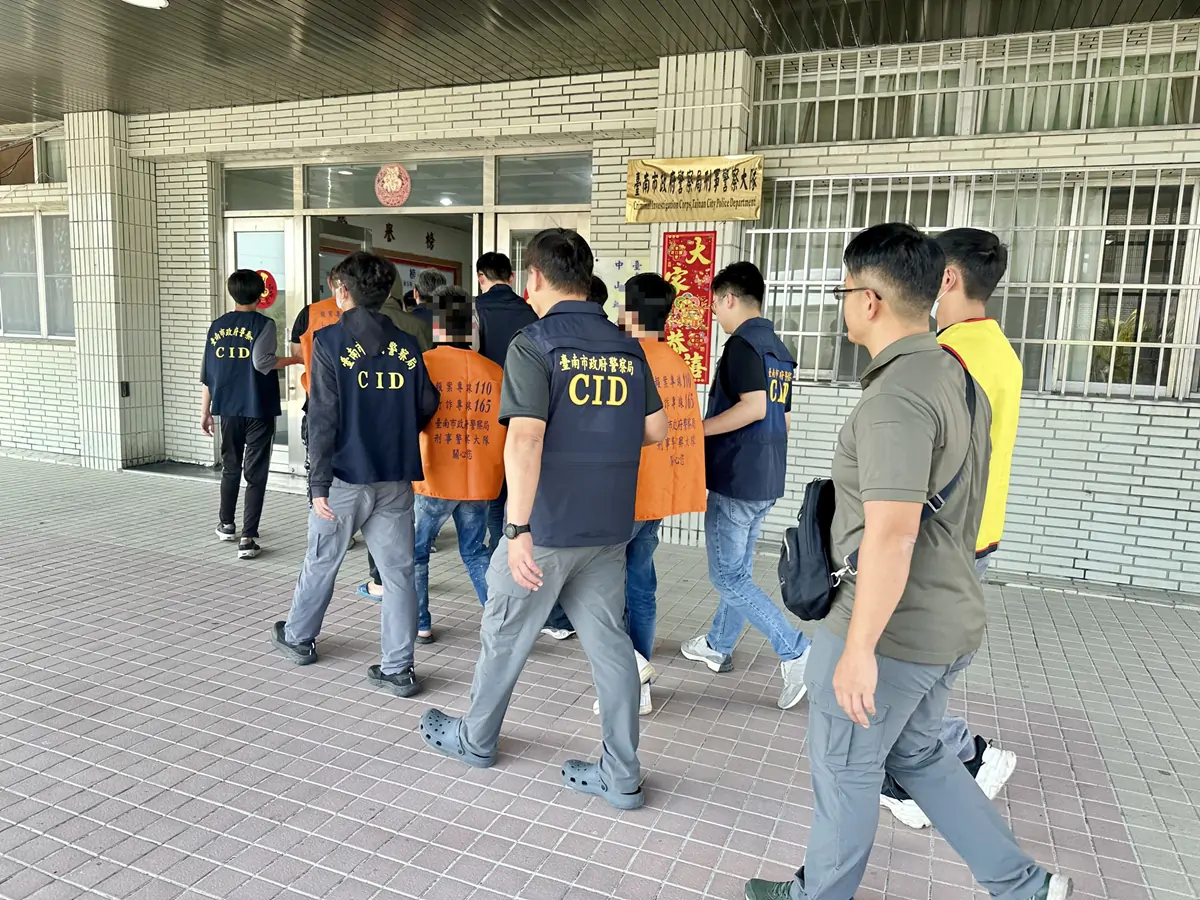警方拘提帶回鐘姓主嫌等12人。