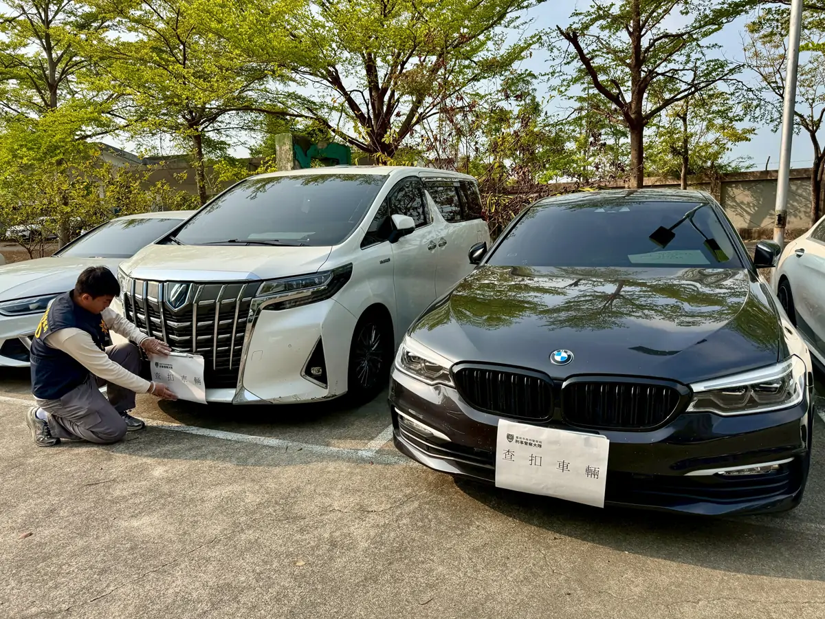 警方查扣嫌犯車輛。