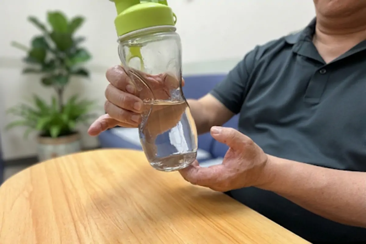 類風溼性關節炎造成手指關節腫脹、變形與疼痛，連拿水杯都吃力。(情境圖，非當事人)