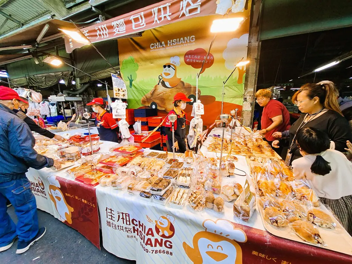 台南許多地方都可看到佳湘麵包的攤位，以平實的價格吸引民眾購買。