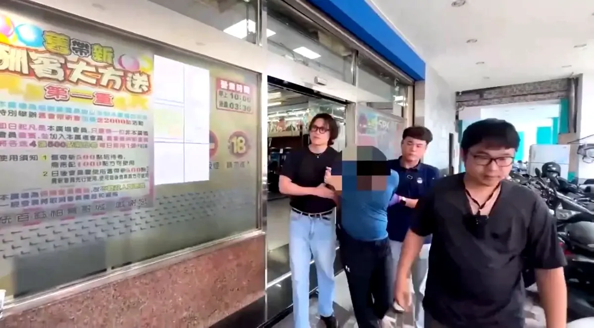賴男搶走金項鍊變賣，於高雄市三民區一家電子遊藝場落網。