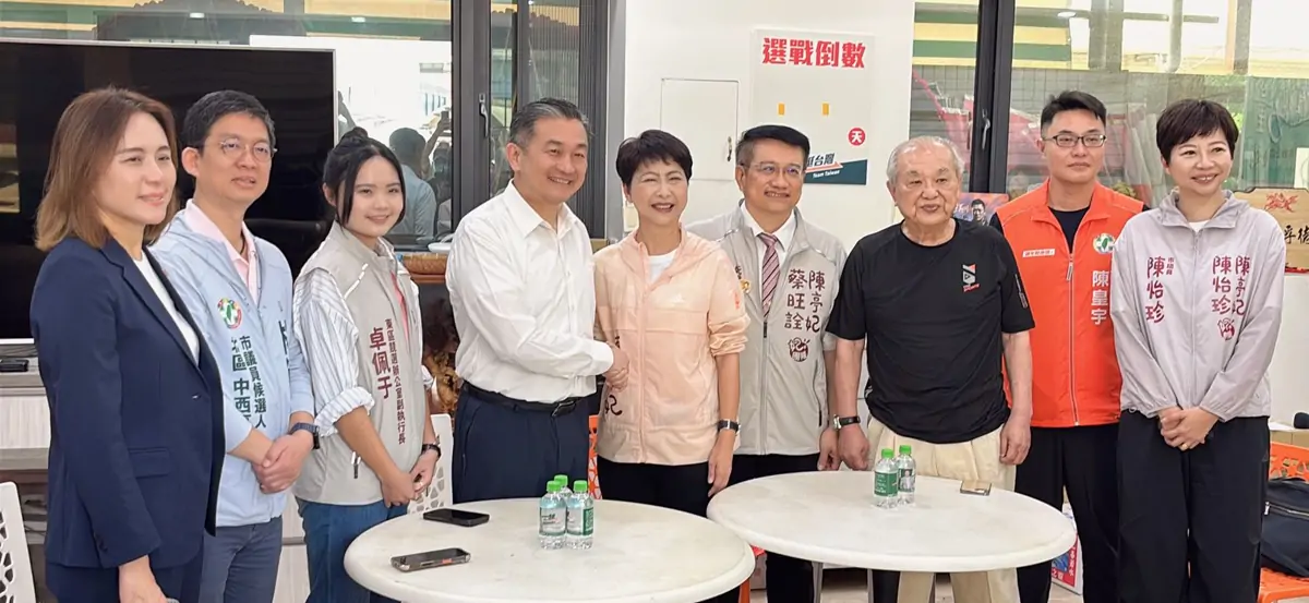 台南市長參選人陳亭妃前往立委王定宇東區服務處借將投入輔選。
