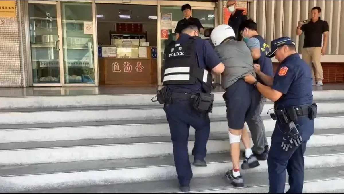 老翁開走救護車，被警方圍捕帶回調查。