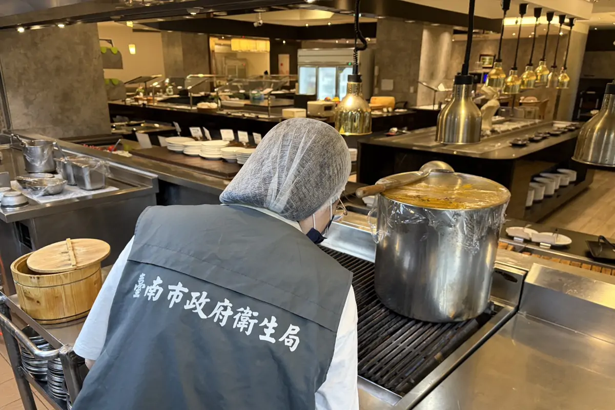 台北市一旅行團到台東、台南旅遊，13人陸續出現疑似食物中毒症狀，衛生局接獲醫院通報後，前往台糖長榮酒店稽查。