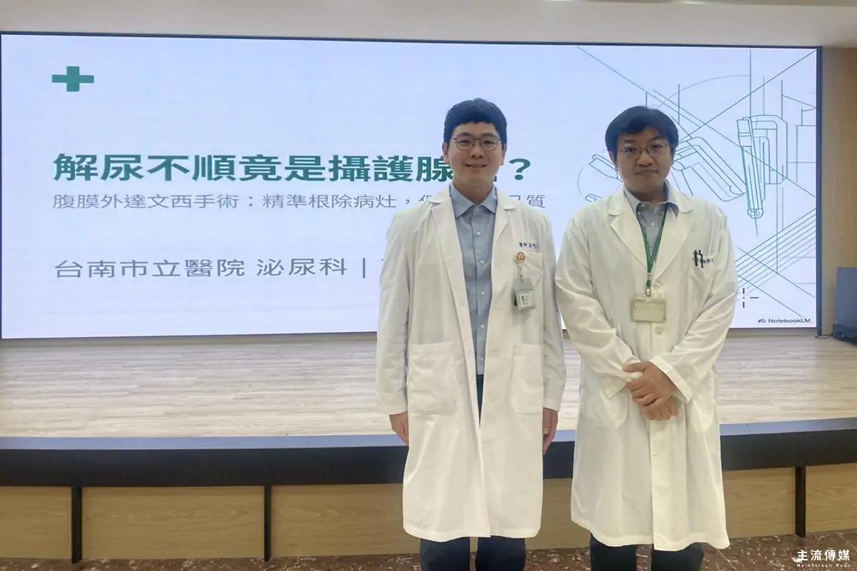 台南市立醫院泌尿科醫師莊明勳(左)指出，攝護腺癌已成為國內男性癌症發生率第3名。(記者吳敏慈攝)