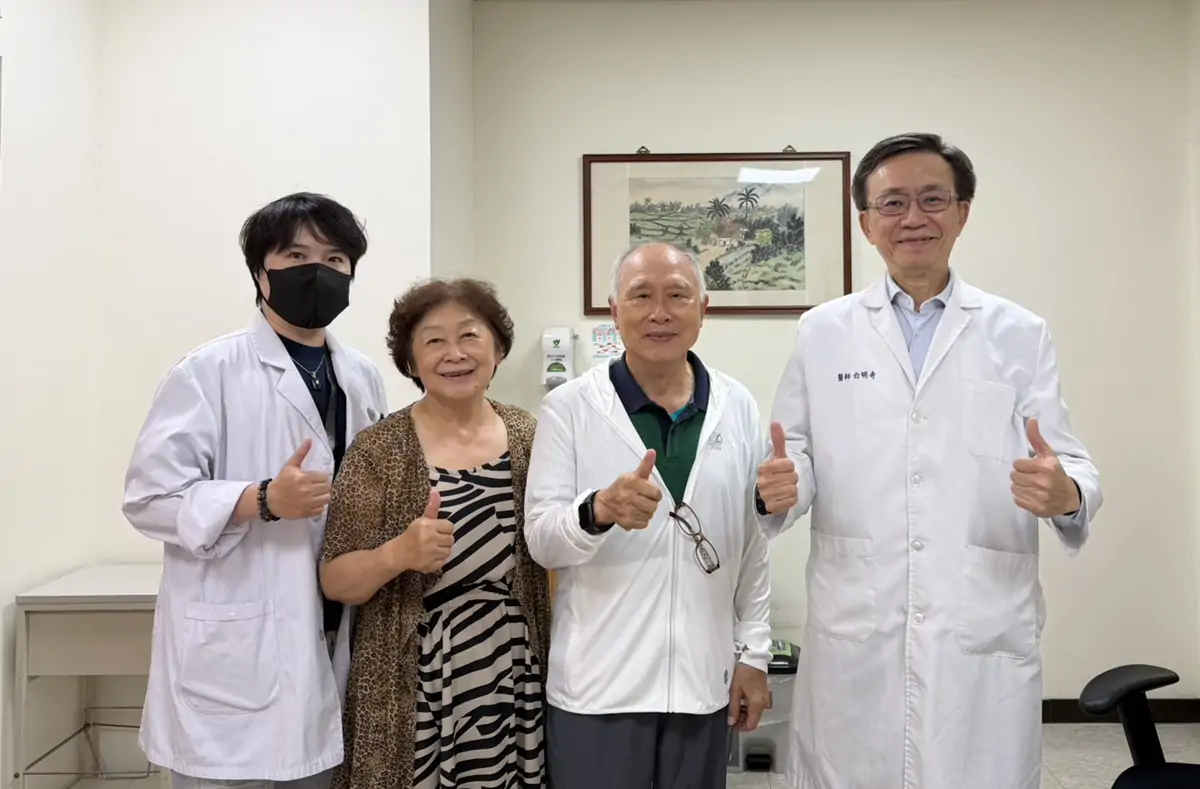 成大醫院「樂意保（Leqembi）」治療滿一周年，77歲患者(右二)為首例個案。