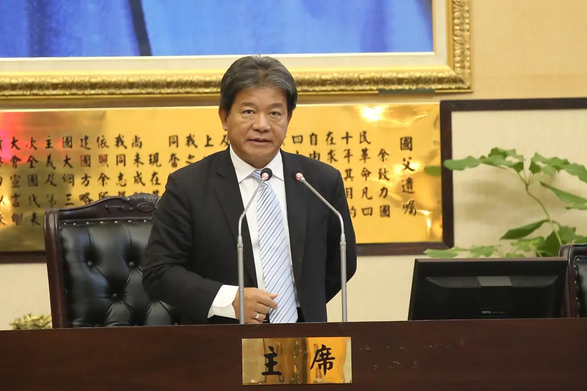 前台南市議長、現任台南市議員郭信良被控將政治獻金及文教協會款項，用於清償個人債務。