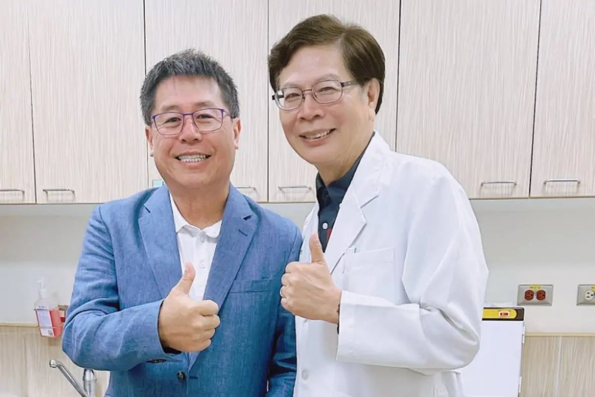 安南醫院院長林聖哲(右)與中國醫藥大學新竹附設醫院院長陳自諒(左)推動跨院區合作,整合大腸直腸癌照護。