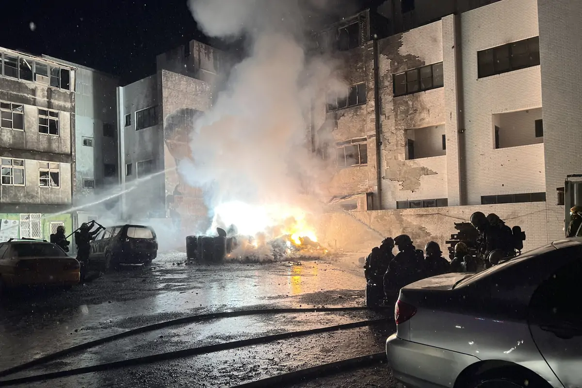 台南市安南區海佃路二段一處空地22日凌晨發生廢棄物火警,期間發生數次爆炸。