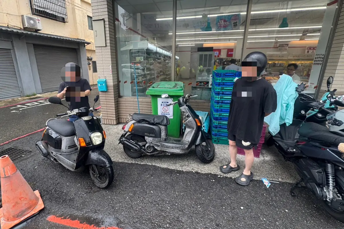 吳姓男子到超商購物後,發現自己的機車不見,現場卻留下同款、同色機車。