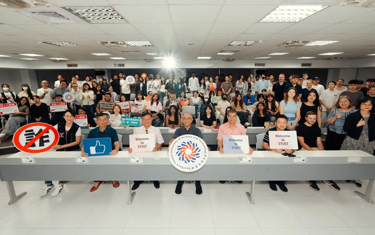 南台科大副校長張鴻德(前排左四)、王振乾(前排左五)與校內師長,和來自17國約310名國際新生合影。