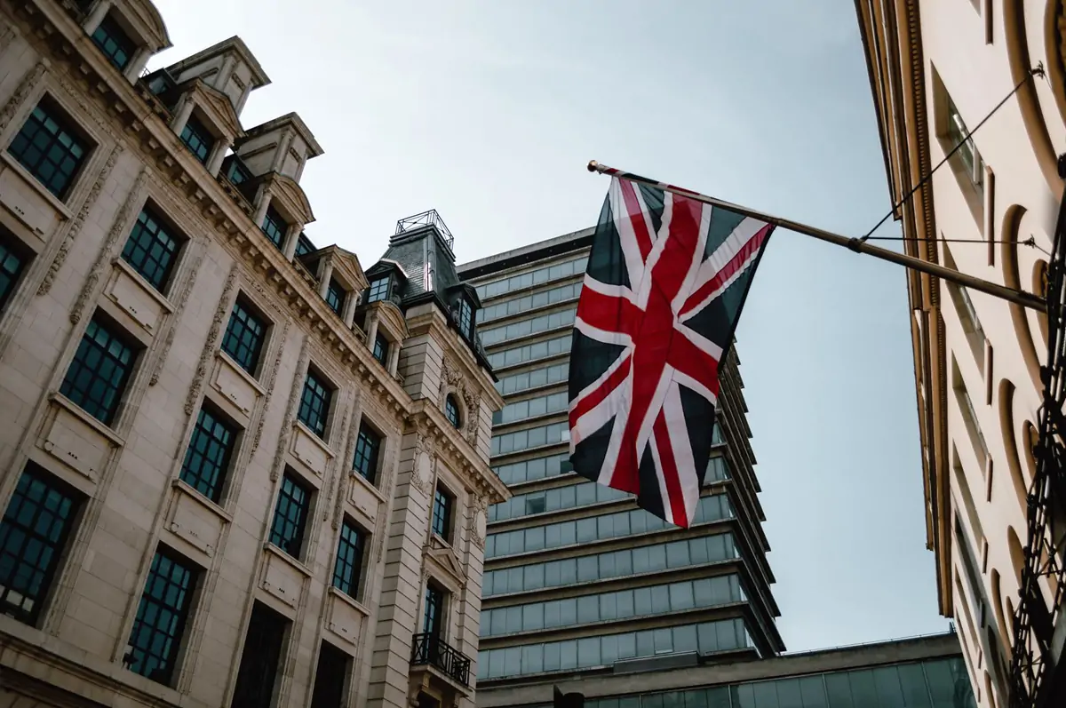 英國推動改革，主要考量包括稅制公平、簡化制度及增加財政收入。