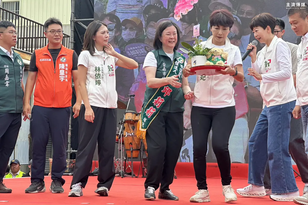 陳亭妃送上泰迪熊蘭花，祝福邱莉莉高票當選。(記者吳敏慈攝)