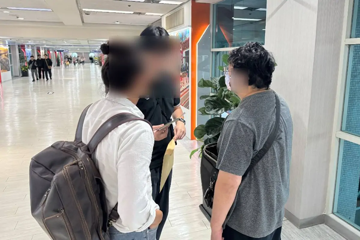 李男(右邊灰色衣服)案發後前往日本處理井女後事,於24日晚間自高雄小港機場入境。